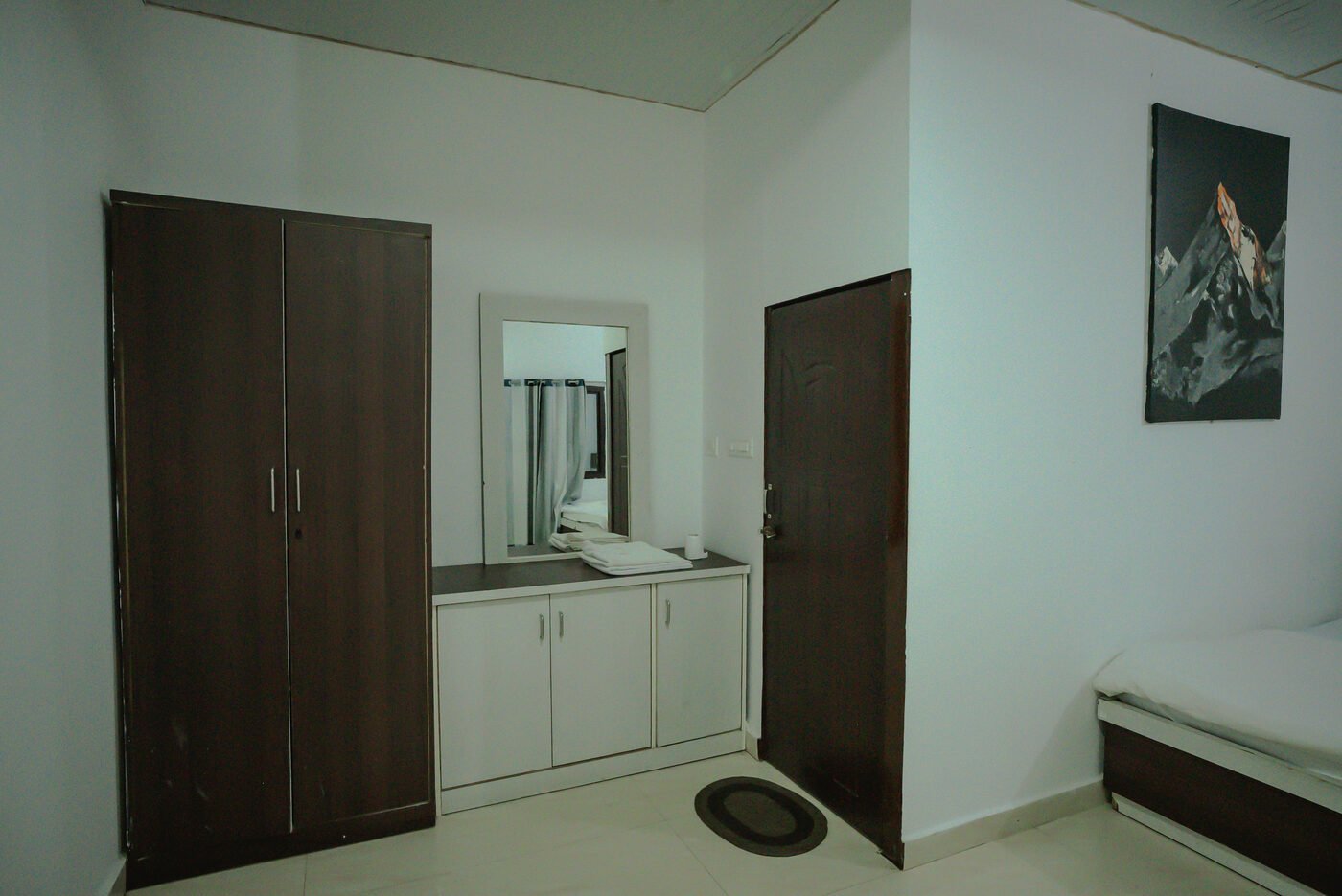 Deluxe Room wardrobe and mirror